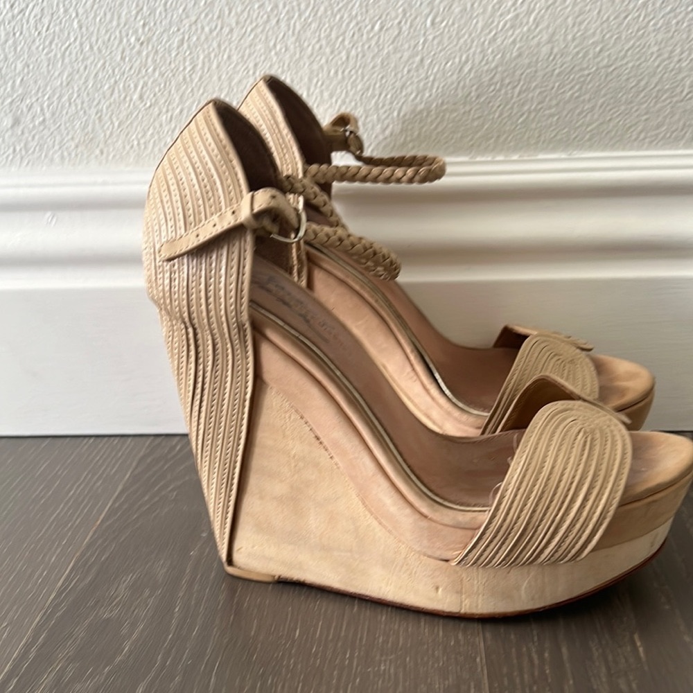 Badgley Mischka nude wedges 8